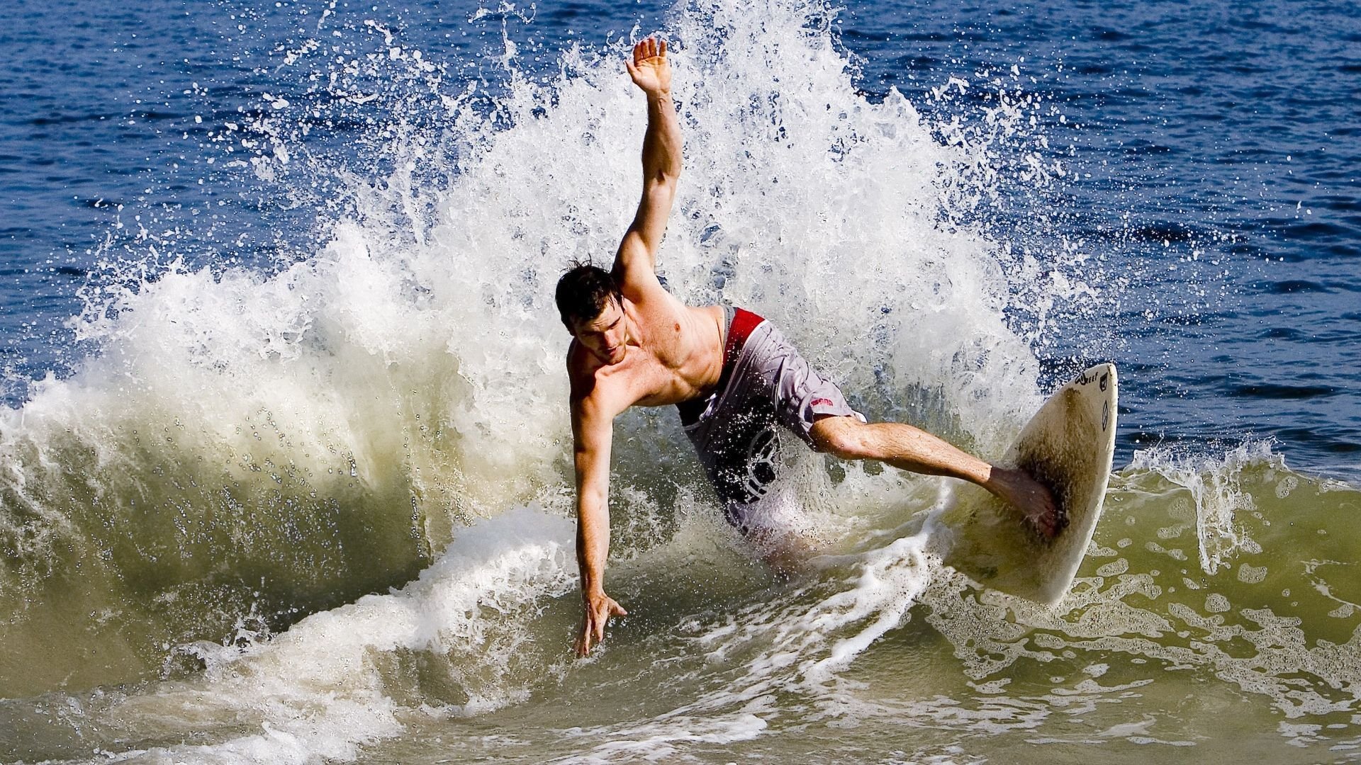 爱游戏-短视频热传：台球神技一击即中，台球实战视频